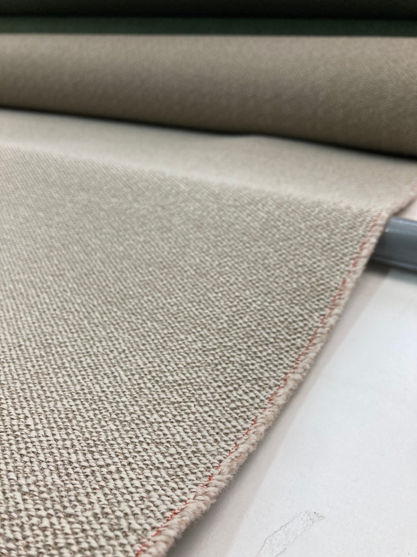 Kvadrat Vidar 4-stof – Diepe textuur en intense kleuren voor verfijnde interieurs.