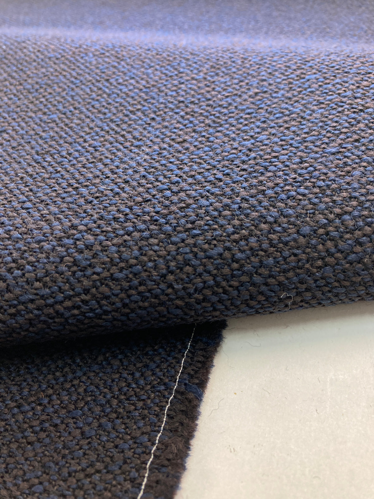 Kvadrat Vidar 4-stof – Diepe textuur en intense kleuren voor verfijnde interieurs. 