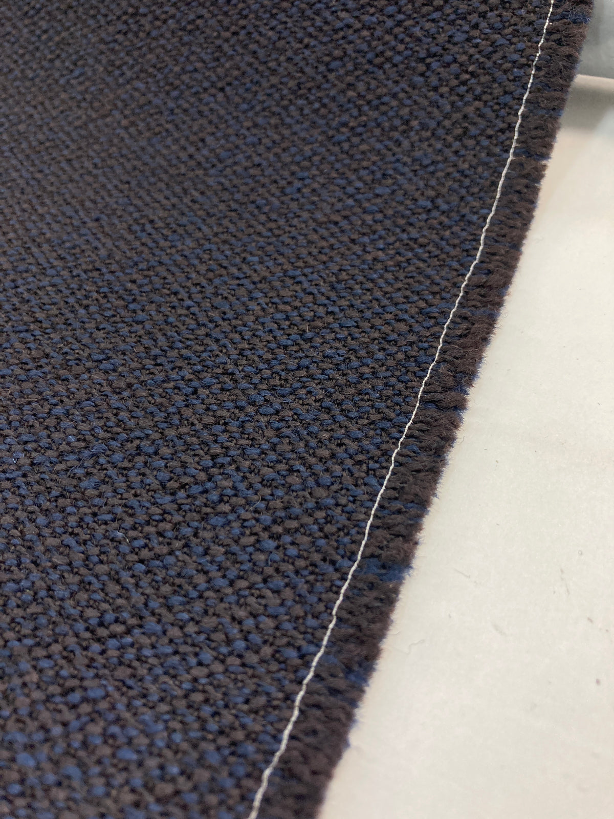 Kvadrat Vidar 4-stof – Diepe textuur en intense kleuren voor verfijnde interieurs. 