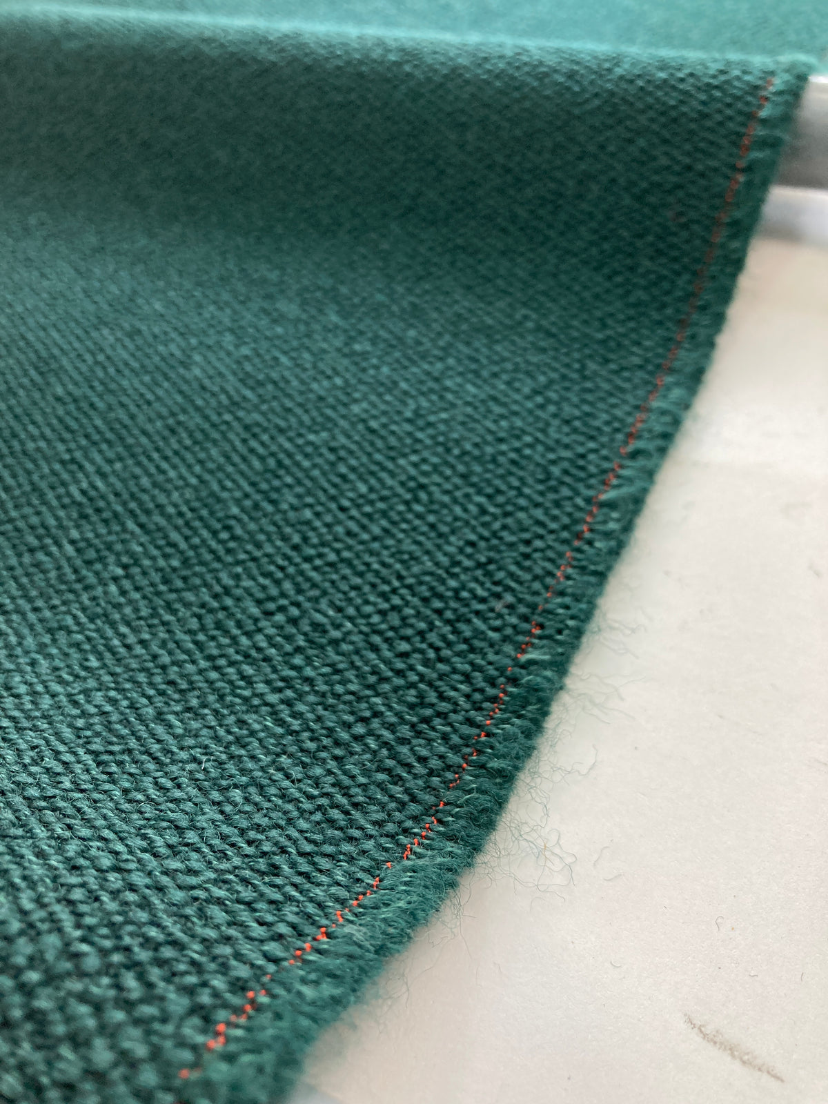 Kvadrat Vidar 4-stof – Diepe textuur en intense kleuren voor verfijnde interieurs. 