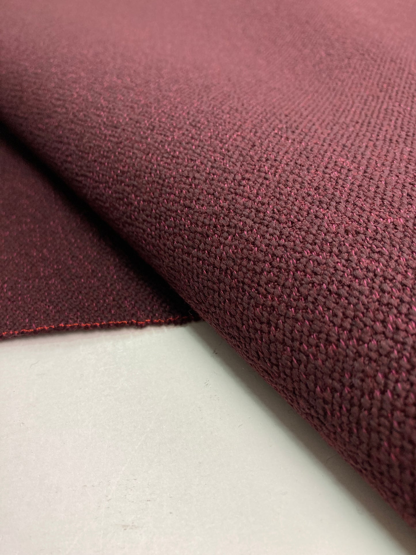 Kvadrat Vidar 4-stof – Diepe textuur en intense kleuren voor verfijnde interieurs. 